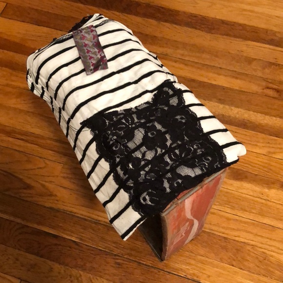 ♠️PRETTY TEE♠️ - Picture 2 of 3